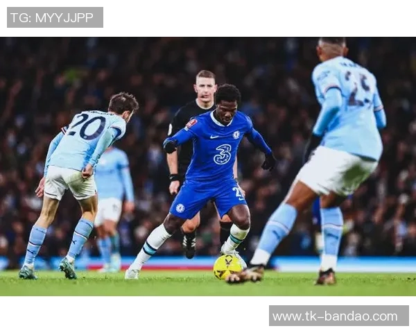 切尔西对阵曼城海报发布福法纳独自出镜展现斗志与决心 切尔西对阵曼城海报发布福法纳独自出镜展现斗志与决心